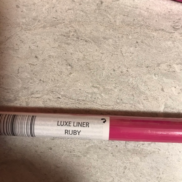 💗Juvias Place The Reds and Berries Luxe Lip Liner - Picture 8 of 9